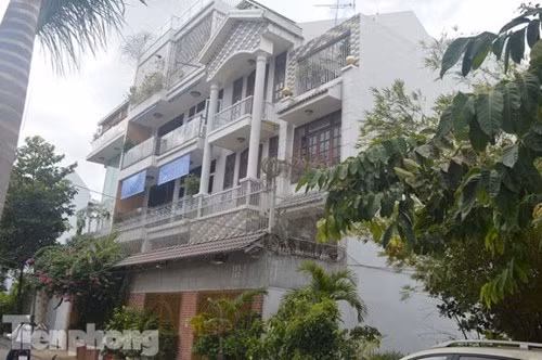 hu biệt thự được cho là của ông Giang Văn Hiển (SN 1950, bố của Giang Kim Đạt) tại phường Bình An, quận 2, TPHCM nguy nga hoành tráng với diện tích hàng trăm mét vuông được thiết kế kín cổng cao tường và cả chục chiếc camera giám sát phía trước.