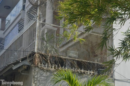 Hàng rào kẽm gai bao bọc xung quanh tường.