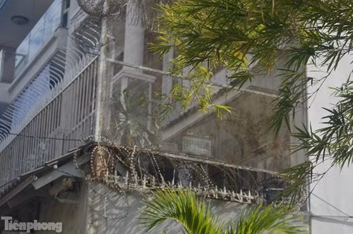 Hàng rào kẽm gai bao bọc xung quanh tường.