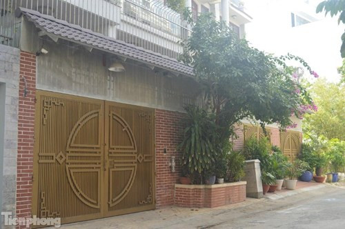 Số tiền này được rút ra đưa cho người thân làm sổ tiết kiệm, mua nhà đất, xe hơi.