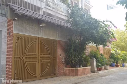 Số tiền này được rút ra đưa cho người thân làm sổ tiết kiệm, mua nhà đất, xe hơi.