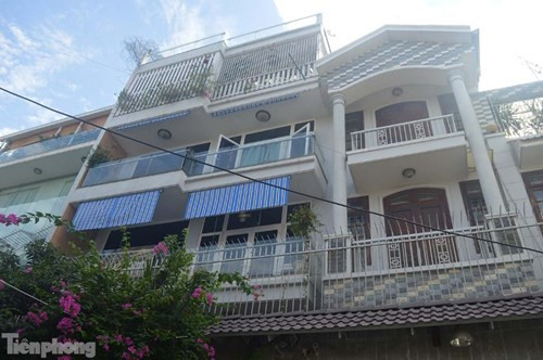 Cơ quan An ninh điều tra đã khởi tố bị can và thực hiện lệnh bắt tạm giam đối với ông Giang Văn Hiển, cha của Đạt ở phường Bình An, quận 2 để điều tra về hành vi “Chứa chấp hoặc tiêu thụ tài sản do người khác phạm tội mà có”.