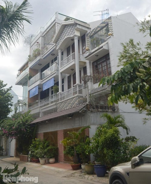 Căn biệt thự được xây theo kiến trúc hiện đại gồm 1 tầng hầm cùng 3 lầu và 1 tầng sân thượng ở đường 36, phường Bình An, quận 2, TPHCM. Đây là nơi sinh sống của gia đình ông Giang Văn Hiển, bố của Giang Kim Đạt, người vừa bị bắt sau 5 năm lẩn trốn với khối tài sản chiếm được gần 19 triệu USD.