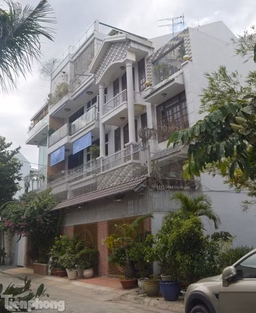 Căn biệt thự được xây theo kiến trúc hiện đại gồm 1 tầng hầm cùng 3 lầu và 1 tầng sân thượng ở đường 36, phường Bình An, quận 2, TPHCM. Đây là nơi sinh sống của gia đình ông Giang Văn Hiển, bố của Giang Kim Đạt, người vừa bị bắt sau 5 năm lẩn trốn với khối tài sản chiếm được gần 19 triệu USD.