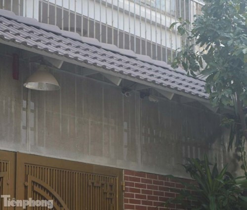 Căn nhà nhìn từ phía trước.