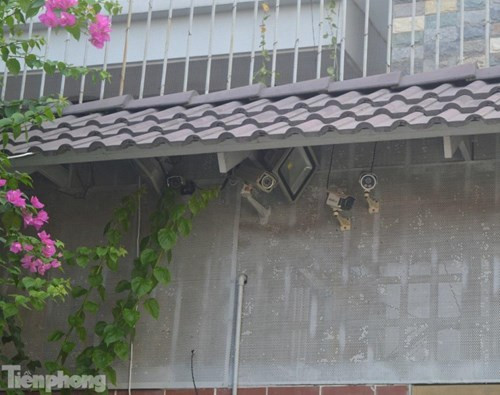 Phía trước là hệ thống đèn chiếu sáng và gần chục chiếc camera an ninh.