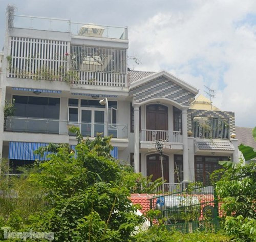 Căn biệt thự nguy nga này có diện tích khoảng 300m2, nằm ở vị trí đắc địa gần sông Sài Gòn. Đây là khu dành cho giới nhà giàu ở lâu nay.