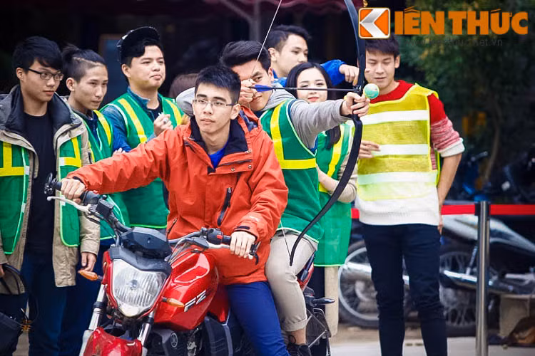 Đến với cuộc thi bắn cung không chuyên này, các bạn trẻ phải trải qua hai vòng thi với các thử thách hết sức thú vị. Cụ thể, các "cung thủ" sẽ phải ngồi trên xe xích lô (đứng yên) và xe máy (đang di chuyển) rồi giương cung bắn vào mục tiêu phía trước.
