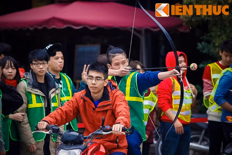 Rất nhiều những cung thủ đẹp trai khoe sự mạnh mẽ của mình với những cây cung làm nhiều bạn nữ mê như điếu đổ.