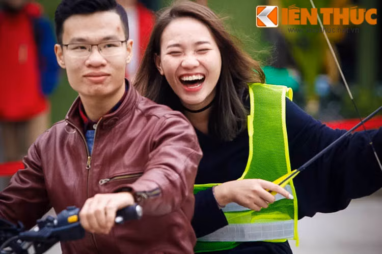 Bên cạnh đó cũng có rất nhiều nữ nhi cũng tham gia trò chơi được cho là nam tính này. Nhưng rất nhiều những nữ cung thủ thể hiện được đẳng cấp "sát thủ" của mình với cây cung.