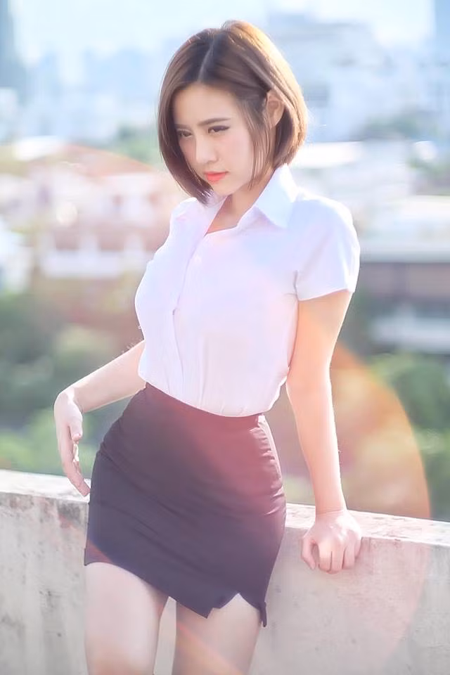 Sau một thời gian tìm kiếm, các "thánh mạng" đã truy lùng được danh tính của hot girl bán thịt lợn tại Thái Lan có tên Kanokporn Sopontaweesab (SN 1996) hiện đang sống tại Pisanuloke - Phitsanulok thuộc vùng Đông Bắc Thái Lan.