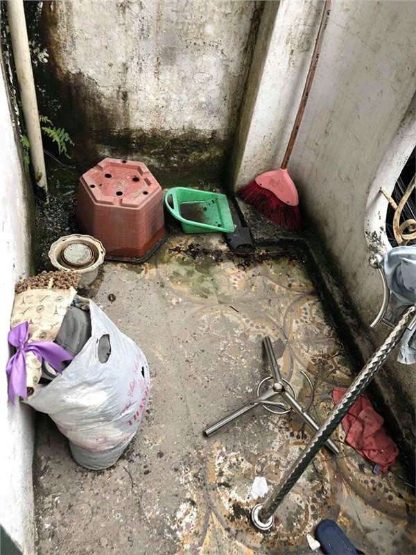 Mới đây, cộng đồng mạng tiếp tục được dịp mở mang tầm mắt khi nhìn loạt ảnh chụp căn nhà trọ của 3 cô gái mà ai cũng tưởng là bãi rác bỏ hoang. Theo lời kể của chủ cho thuê nhà, đây là những gì mà 3 cô gái kia để lại sau khi thông báo trả phòng trọ để chuyển đi. Và khi nhận lại nhà với cảnh tượng này, người chủ trọ đã kinh ngạc đến mức suýt nôn.