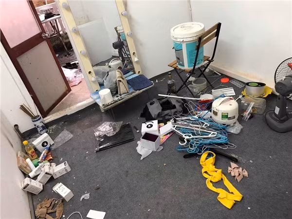 Theo dõi loạt ảnh được người chủ trọ đăng tải, từ phòng ngủ, hàng lang, ban công của căn nhà cho thuê đều bày bừa đủ thứ rác. Hành lang, ban công thì mốc đen, rêu bám đầy tường và sàn. Còn phòng ngủ thì đầy bụi bẩn, hộp giấy, móc áo, vải vóc,... bị vứt lung tung trên sàn, rồi cả nồi cơm cũng vỏ một nơi ruột một nơi, và đầy những thể loại đồ đạc linh tinh khác.