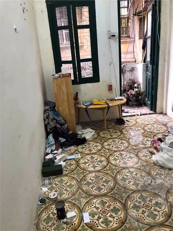 Tuy nhiên, câu chuyện không dừng lại ở đó, người chủ nhà thấy quá bẩn và còn quá nhiều đồ đạc để lại nên đã nhắn tin cho 3 cô nàng kia đến xử lý nốt cho sạch sẽ. Hai bên thống nhất là sẽ nhờ người chủ trọ thuê người đến dọn dẹp và mang đồ đi bán đồng nát.