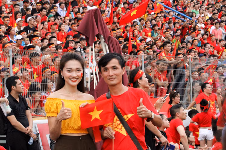 Một CĐV U23 Việt Nam đã xin chụp ảnh cùng người đẹp top 10 Hoa hậu Hoàn Vũ.