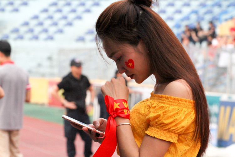 Ngọc Nữ bần thần tiến xa khỏi đám đông và giấu đi những giọt nước mắt trực chờ lăn trên gò má của mình.