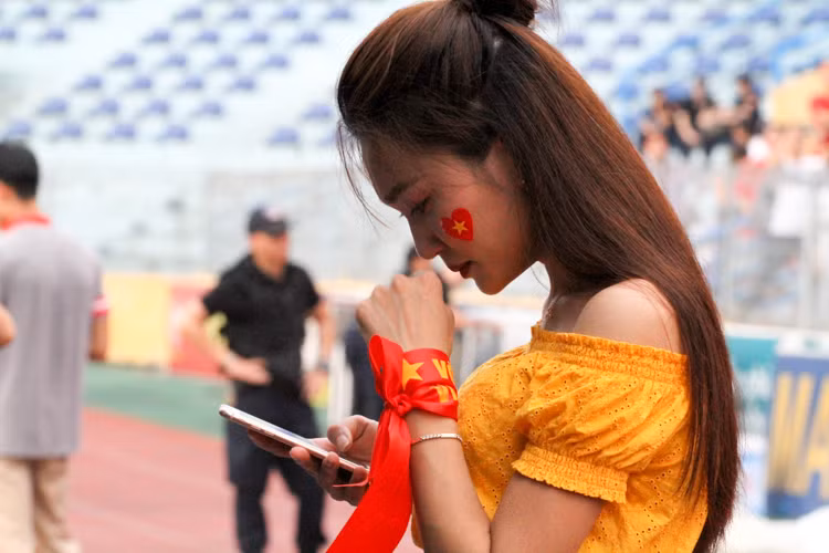 Ngọc Nữ bần thần tiến xa khỏi đám đông và giấu đi những giọt nước mắt trực chờ lăn trên gò má của mình.