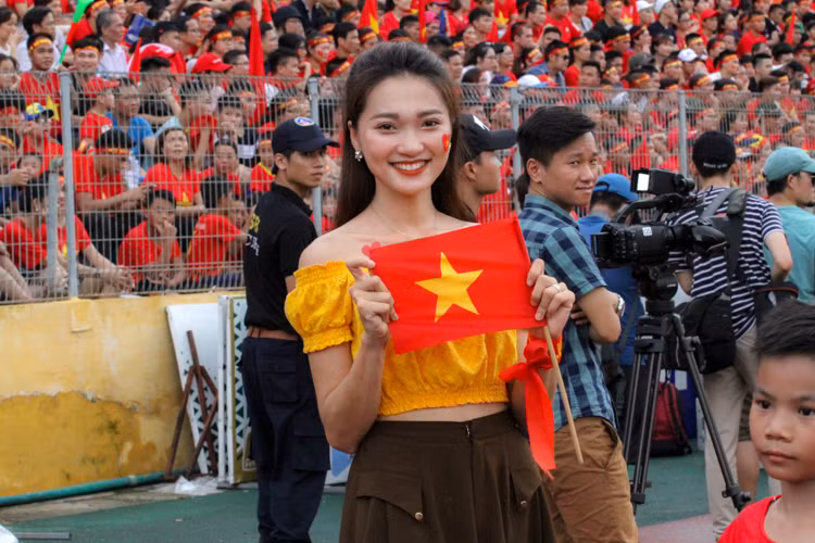 Giữa trận đấu, khi được các PV mời phỏng vấn, Ngọc Nữ đã vui vẻ trả lời và còn chụp ảnh để động viên tinh thần các cầu thủ đang thi đấu tại Indonesia.