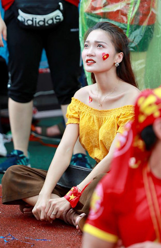 Tâm trạng của Ngọc Nữ cũng buồn vui lẫn lộn trong suốt thời gian theo dõi trận đấu. "Bạn gái tin đồn" của cầu thủ U23 Việt Nam này không giấu được sự lo lắng, hồi hộp khi các cầu thủ Việt Nam liên tục bỏ qua nhiều cơ hội và buộc phải bước vào loạt sút luân lưu phân thắng bại.