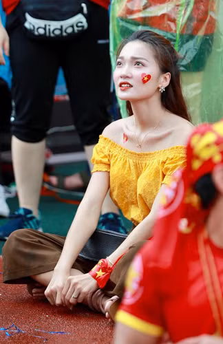 Tâm trạng của Ngọc Nữ cũng buồn vui lẫn lộn trong suốt thời gian theo dõi trận đấu. "Bạn gái tin đồn" của cầu thủ U23 Việt Nam này không giấu được sự lo lắng, hồi hộp khi các cầu thủ Việt Nam liên tục bỏ qua nhiều cơ hội và buộc phải bước vào loạt sút luân lưu phân thắng bại.