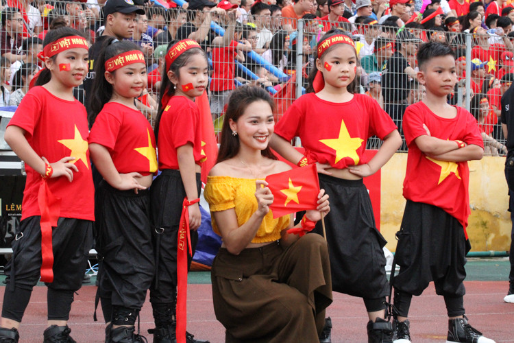 Ngọc Nữ còn chủ động mời các bạn nhỏ trong nhóm nhảy của chương trình cùng chụp hinh, để tạo ra một khung hình đẹp cho các nhiếp ảnh gia tha hồ sáng tác.