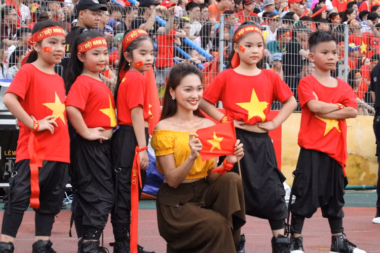 Ngọc Nữ còn chủ động mời các bạn nhỏ trong nhóm nhảy của chương trình cùng chụp hinh, để tạo ra một khung hình đẹp cho các nhiếp ảnh gia tha hồ sáng tác.