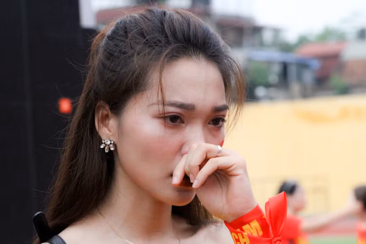 Khi Văn Đức cùng đồng đội thực hiện loạt sút penalty ở những phút cuối trận đấu, Ngọc Nữ đã không dám nhìn và nấc nghẹn khi chứng kiến các cầu thủ U23 Việt Nam vuột mất cơ hội giành huy chương tại Asiad 2018.