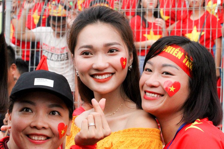 Rất nhiều các CĐV đã phát hiện ra sự xuất hiện của Ngọc Nữ và nhanh chóng tiến lại xin lưu lại khoảnh khắc đặc biệt của ngày hôm nay cùng cô nàng xinh đẹp này.