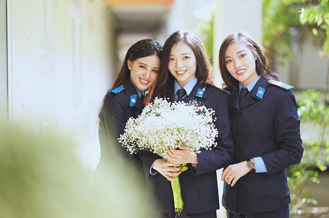 Bảo Ngọc có nhiều năng khiếu, chơi giỏi đàn tranh, hát và múa.