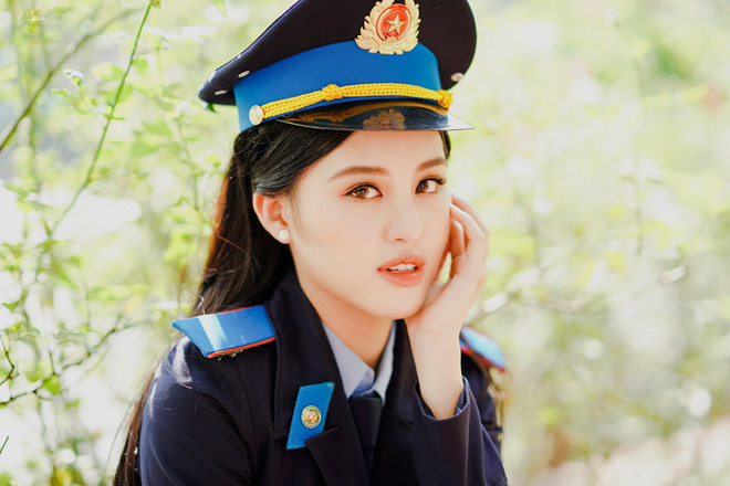 Bảo Ngọc gây chú ý bằng gương mặt ưa, đôi mắt to và bờ mô gợi cảm khiến ai cũng phải chú ý.