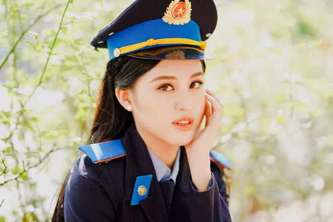 Bảo Ngọc gây chú ý bằng gương mặt ưa, đôi mắt to và bờ mô gợi cảm khiến ai cũng phải chú ý.