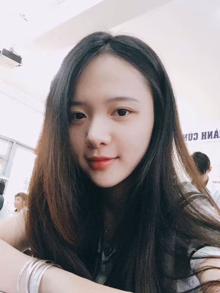 Bạn bè Phương Ngân còn chia sẻ rằng, cô bạn này là một người dễ gần, hòa đồng và ưa những hoạt động tập. Chưa dừng lại ở đó, nữ sinh 9X này còn khá "quậy" khác hẳn với vẻ ngoài hiền hiền.