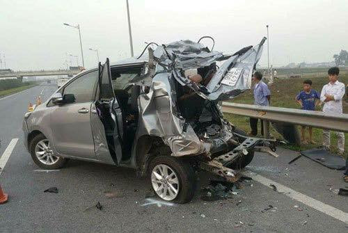 Theo bản án của tòa tuyên, Ngô Văn Sơn tài xế lái xe Innova 10 năm tù và đặc biệt là Lê Ngọc Hoàng tài xế container 8 năm tù về tội Vi phạm quy định về điều khiển phương tiện giao thông đường bộ. Về dân sự, tòa buộc Sơn bồi thường hơn 700 triệu đồng, buộc Hoàng bồi thường gần 500 triệu đồng cho gia đình các nạn nhân.