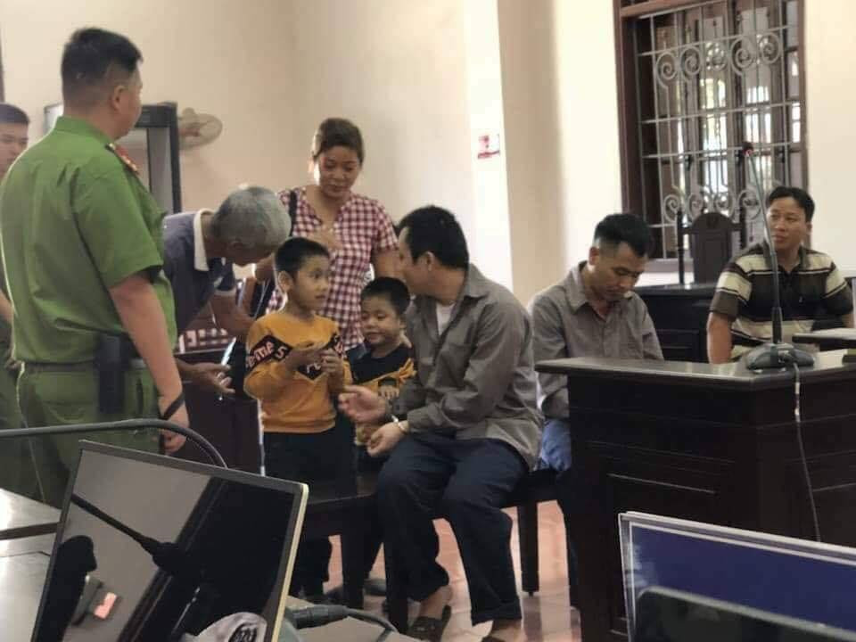 Nickname Vinh Cần chia sẻ: "Lỗi không quan sát là đúng rồi còn gì nhưng bản án 6 năm và số tiền bồi thường thì quá nặng. Cần phải xem xét lại bản án. Có thể chỉ phạt đền bù tiền và treo bằng chứ không nên đưa ra án tù vì lỗi sai lớn nhất vẫn là từ tài xế Ngô Văn Sơn khi lùi xe và lái xe có nồng độ cồn cao".