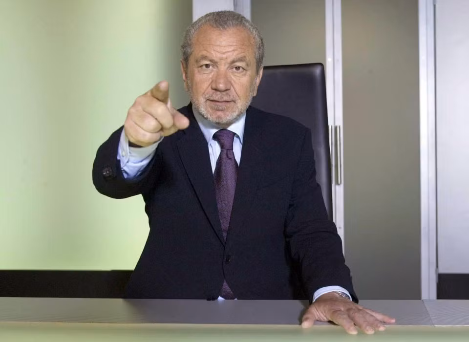 Alan Sugar sở hữu khối tài sản 1,4 tỷ bảng Anh nhưng thành công này không liên quan đến việc ông học hành ra sao. Ông bắt đầu kiếm tiền từ năm 12 tuổi và bỏ học sau khi nhận kết quả thấp trong kỳ thi tốt nghiệp THCS - một chứng chỉ GCSE. Ít ai có thể ngờ chàng trai "thất học" ấy lại có thể lập nên công ty Amstrad khi mới 21 tuổi. Ảnh: Telegraph.
