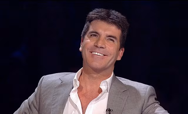 Là cái tên danh tiếng trong lĩnh vực âm nhạc nhưng thời đi học, Simon Cowell sở hữu thành tích cực bết bát. Cowell gần như thất bại trong mọi kỳ thi và rời trường học năm 16 tuổi chỉ với một chứng chỉ giáo dục phổ thông trung học O-level (tương đương tốt nghiệp THCS). Ông bắt đầu với công việc trong phòng lễ tân tại công ty phát hành âm nhạc EMI của cha trước khi cùng người khác thành lập công ty âm nhạc E&amp;S và đưa sự nghiệp của mình lên đỉnh cao. Ảnh: People.