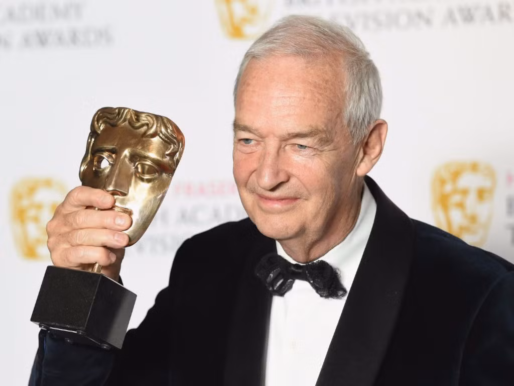 Là phóng viên truyền hình hàng đầu nước Anh nhưng Jon Snow học hành rất tệ. Trong kỳ thi A-level, ông đỗ duy nhất môn tiếng Anh (điểm C). Trong một cuộc phỏng vấn, ông lấy chính thất bại thuở đến trường để động viên sinh viên, nhấn mạnh "cuộc sống vẫn tiếp diễn sau A-level". Quả thực, Jon Snow cũng cố vớt vát được một suất học tại ĐH Liverpool rồi nhanh chóng bị đuổi học do tham gia biểu tình chống phân biệt chủng tộc. Ảnh: Getty.