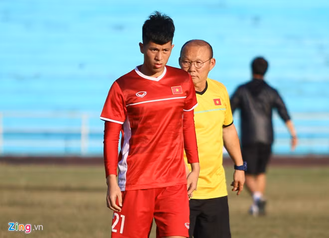 So với Tiến Dũng, Duy Mạnh thì Đình Trọng là cái tên được HLV Park Hang-seo đánh giá tốt hơn. Cầu thủ của Hà Nội FC rất có thể sẽ được lựa chọn đá cạnh đàn anh Ngọc Hải trong trận đấu với Malaysia tới nhờ chiều cao, đón bóng bổng tốt và các tình huống đọc bài tốt.