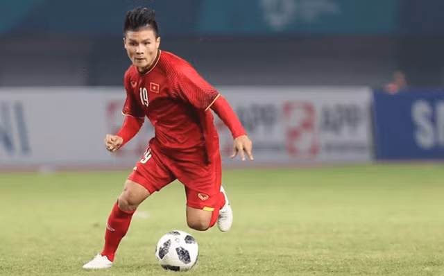 Thoát khỏi vị trí tiền vệ trung tâm, Quang Hải được tin dùng cảnh phải.