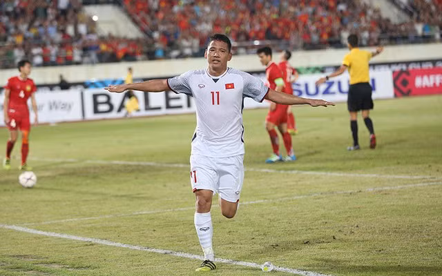 Sở hữu kinh nghiệm cùng thân hình cao lớn Anh Đức sẽ được ưu tiên với những pha bóng bổng và chớp thời cơ.