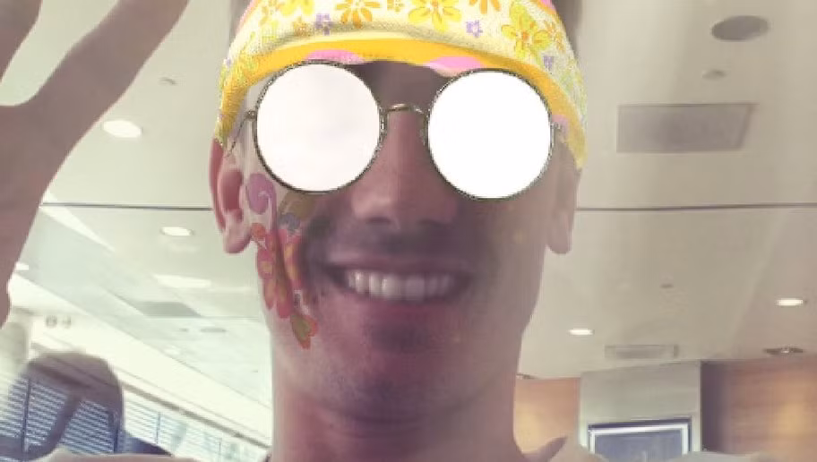 Trong khi đồng đội Pogba đang có mặt ở Mỹ thì cầu thủ xuất sắc nhất Euro 2016 - Antoine Griezmann lại đang có mặt ở Tây Ban Nha trong một khu nghỉ dưỡng tại Ibiza.