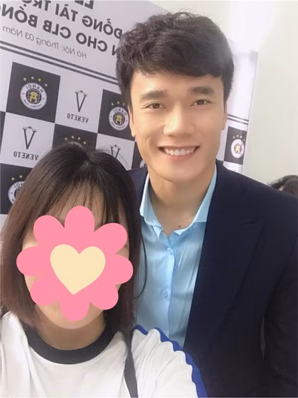 Tiến Dũng trở thành tâm điểm được các bạn trẻ phục vụ cho bộ hình xin chụp ảnh cùng.