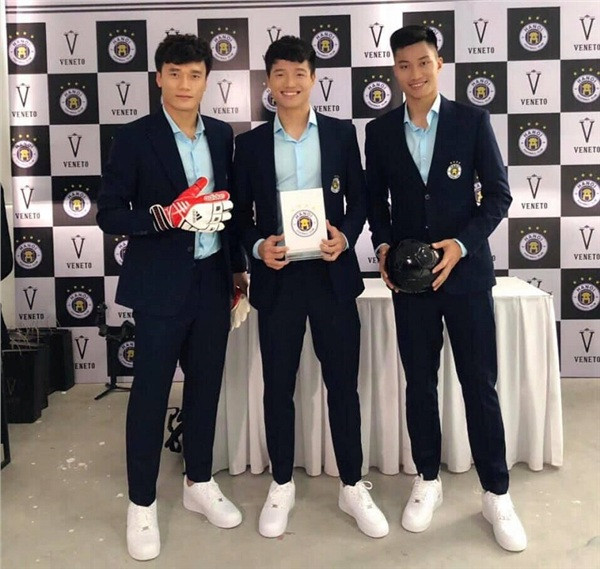 Không chỉ những cầu thủ lứa trẻ, thậm chí Đức Huy hay Phí Minh Long cũng khiến nhiều NHM phải á ố vì quá điển trai. "Hoàng tử Ả Rập" không còn sự hài hước, tếu táo như thường ngày mà thay vào đó lại cực kì nghiêm túc, lạnh lùng, thần thái.