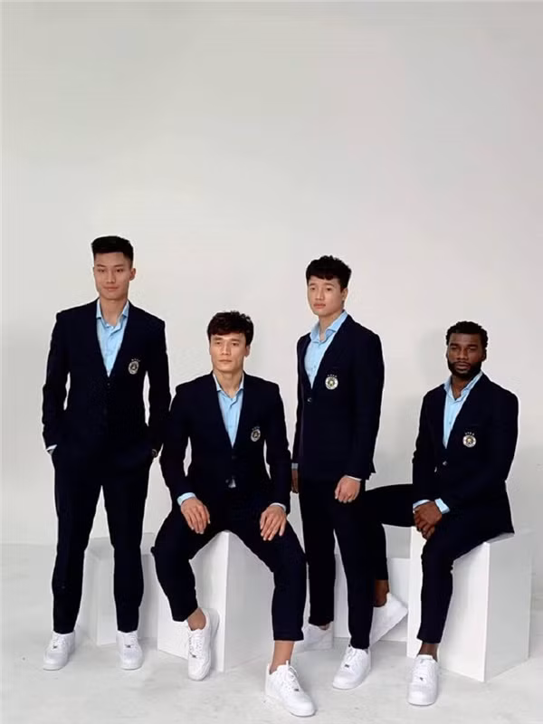 Nếu như đã quá quen thuộc với các cầu thủ đội tuyển U23 Việt Nam như Quang Hải, Bùi Tiến Dũng, Đình Trọng ngày thường năng động với quần đùi áo số mỗi khi thi đấu hoặc áo phông, quần jeans trẻ trung xuống phố thì chắc hẳn nhiều người sẽ ngỡ ngàng khi những cầu thủ này diện suit.