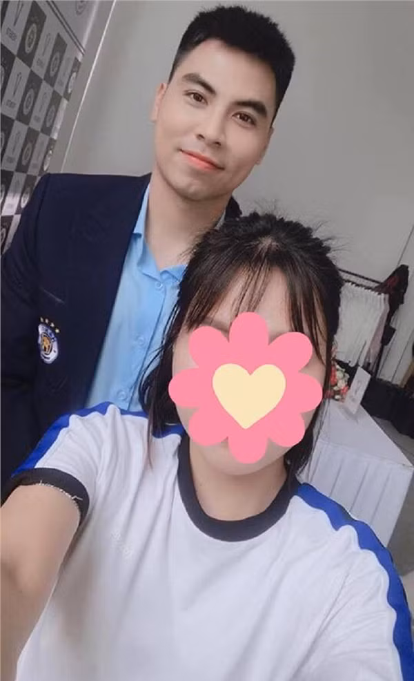 "Hoàng tử" Đức Huy chụp ảnh cùng team trang điểm.