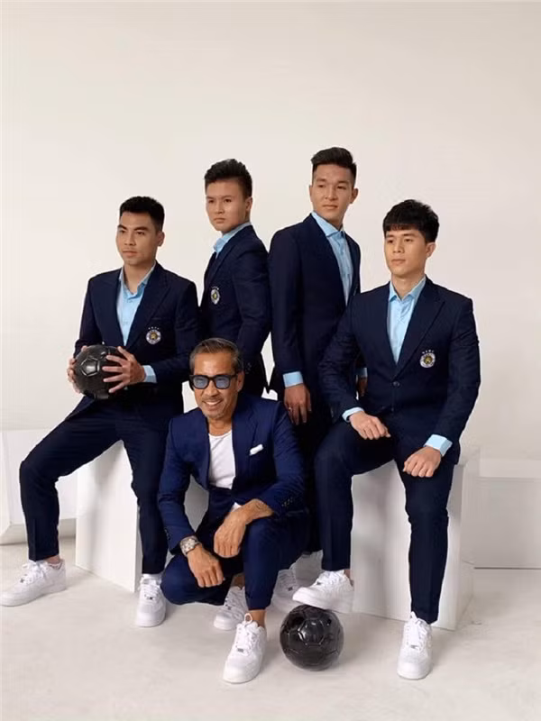 Mới đây, bộ ảnh hậu trường "rò rỉ" từ sự kiện chụp ảnh thời trang với một thương hiệu vest của CLB Hà Nội chính mà nhân các nhân tố chính là các cầu thủ đội tuyển U23 Việt Nam là một minh chứng.