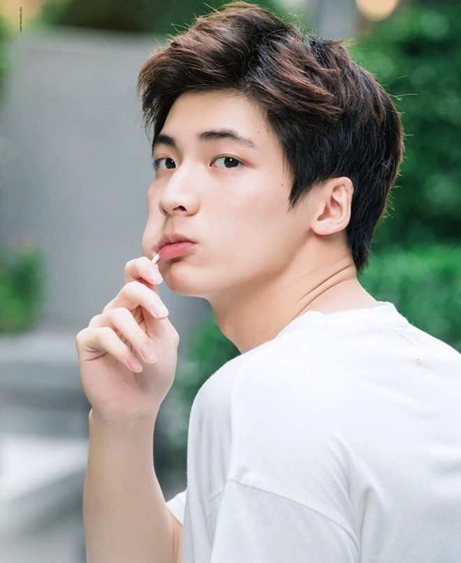 Ponlawit có hơn 87.000 người theo dõi trên Instagram. Anh chàng vốn đã có rất nhiều fan ở Việt Nam, Trung Quốc, Philippines.