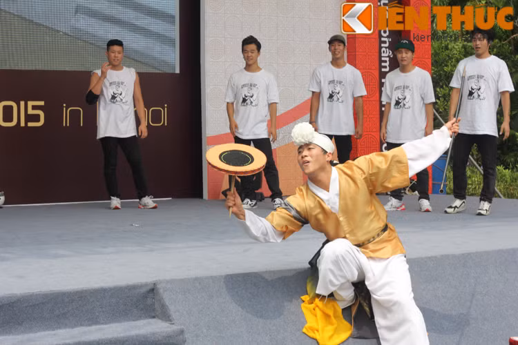 Một màn xoay đĩa trong màn biểu diễn trống Hàn Quốc.