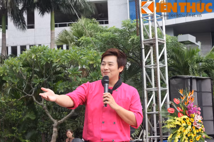 Đầu bếp hàng đầu Hàn Quốc là Shin Hyo Sub hướng dẫn các bạn trẻ Việt Nam làm những món ăn đặc trưng của xứ sở Kim Chi như cơm cuộn hay kimbap tại Hội chợ ẩm thực K-Food.