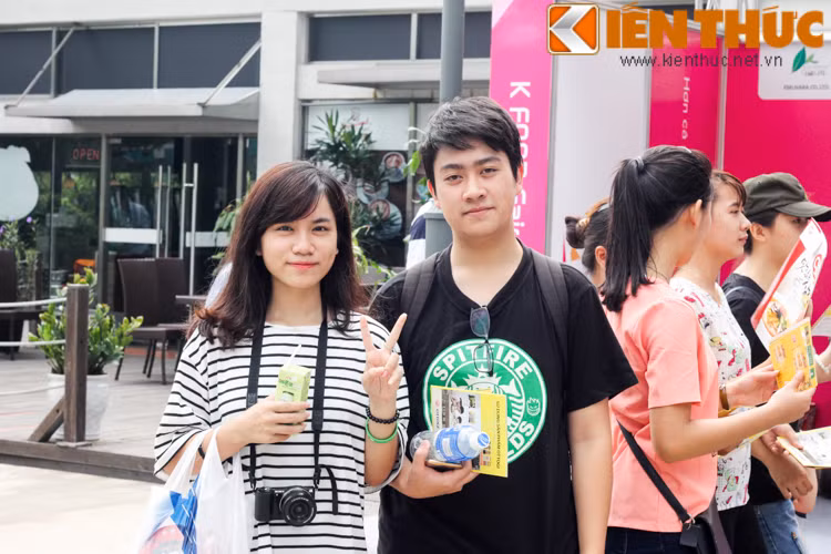 Bạn Minh Tâm, sinh viên Đại học Quốc gia Hà Nội, chia sẻ: "Những năm gần đây, văn hóa Hàn Quốc rất phổ cập trong giới trẻ Việt Nam thông qua các phim hay gameshow. Em đến với Hội chợ ẩm thực K-Food để tìm hiểu thêm về văn hóa cũng như ẩm thực của đất nước này".